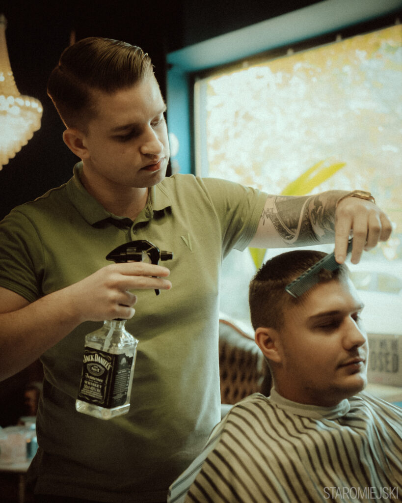 Strzyżenie klasyczne wykonywane przez barbera z zespołu Staromiejski